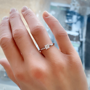 Princess cut diamond engagement ring - Photo 3