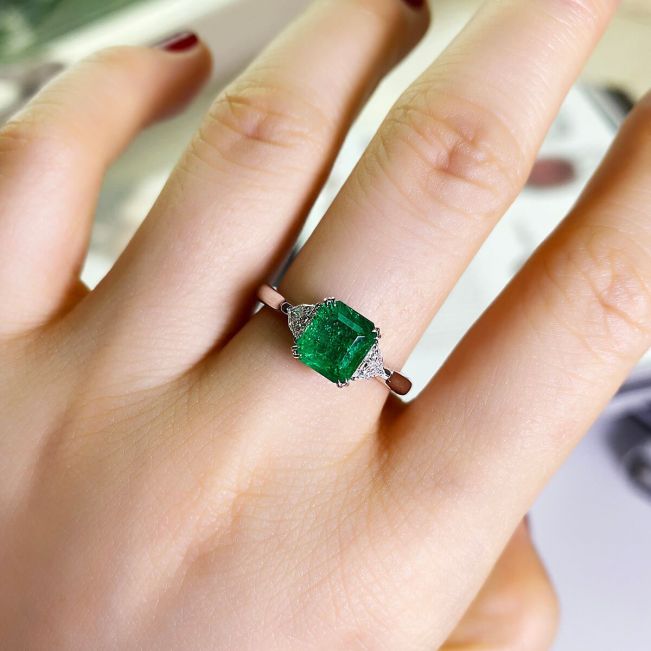 3 carat Emerald Ring with Triangle Side Diamonds Yellow Gold - Photo 4